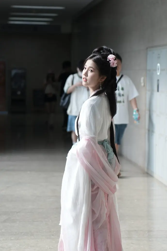 下载兴趣部落用户增长趋势